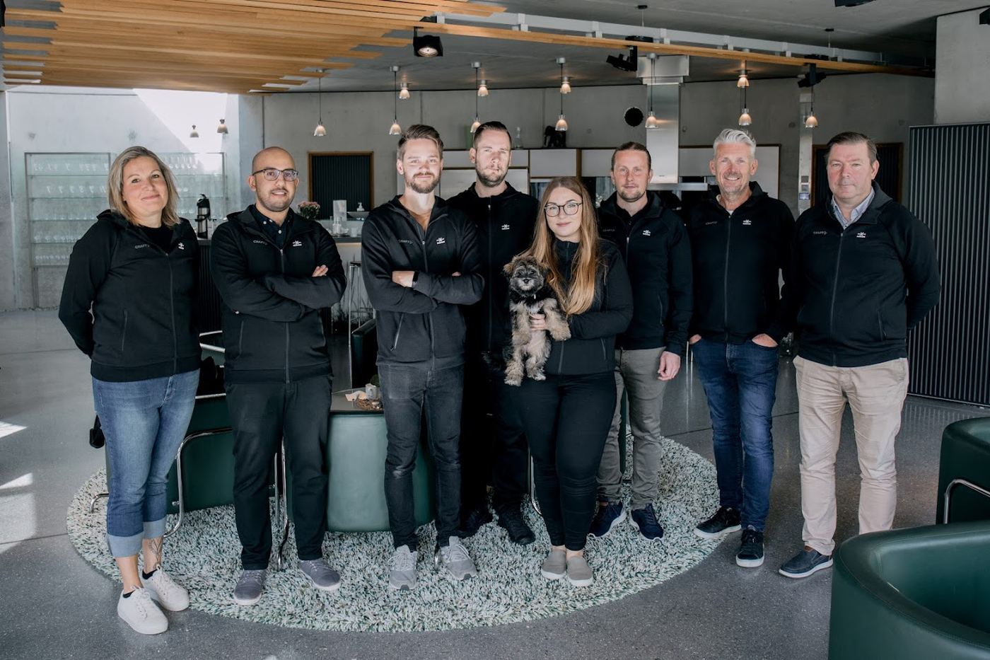 Kubicom-teamet i matchande jackor på kontoret