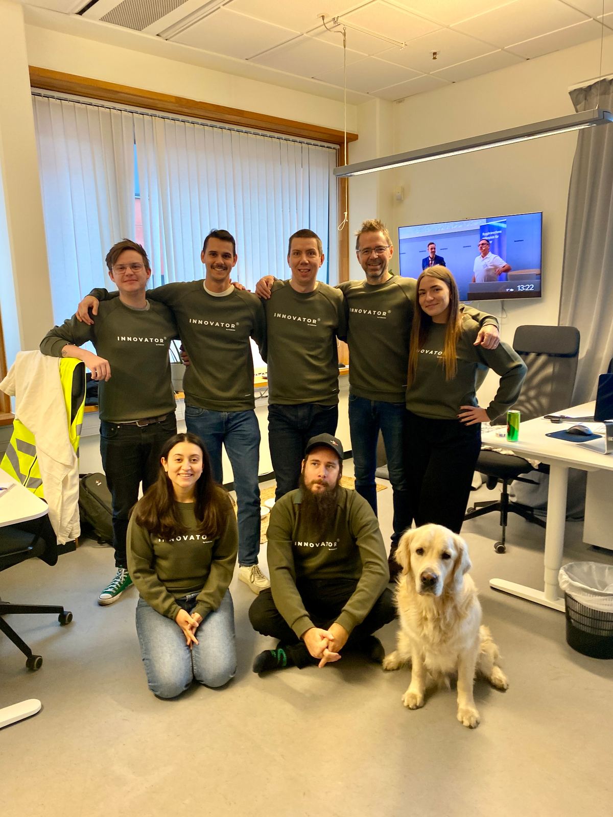 Gruppbild med Kubicom-teamet på kontoret tillsammans med kontorshund