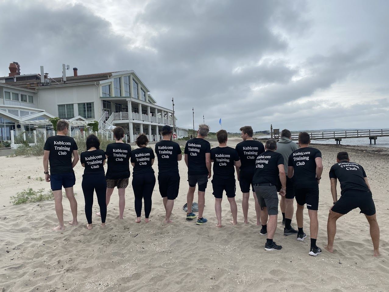 Kubicom Training Club på stranden inför en gemensam löprunda