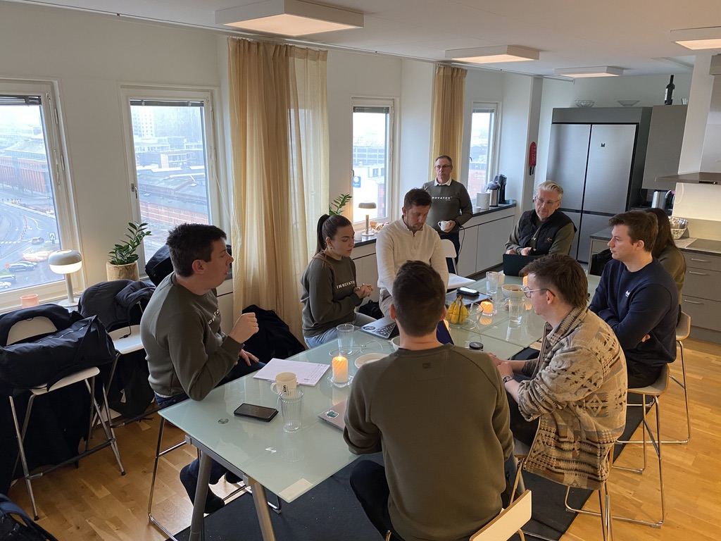 Kubicom-team i möte runt ett bord på kontoret