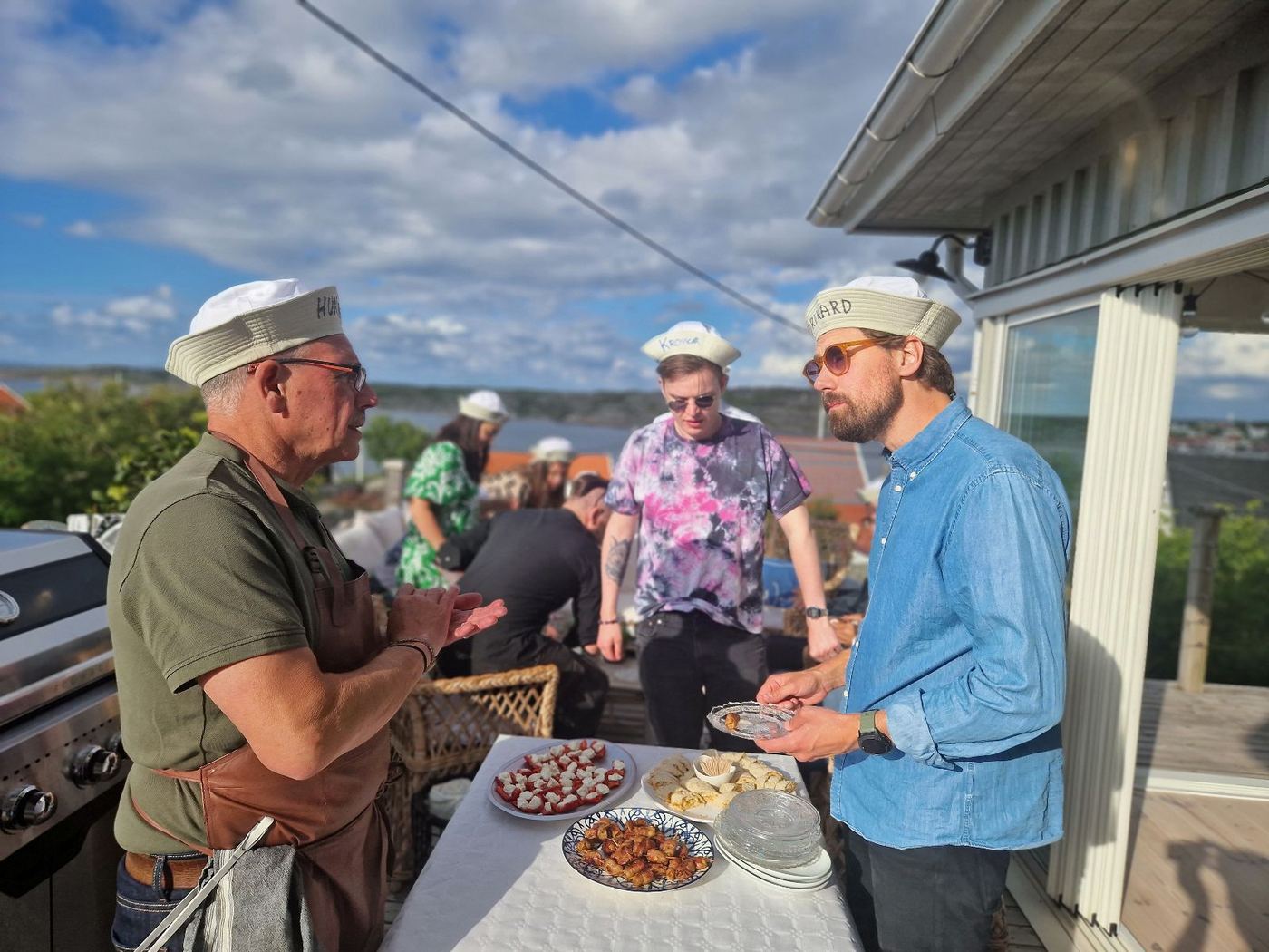 Skaldjurskväll med teamet på en terrass med havsutsikt