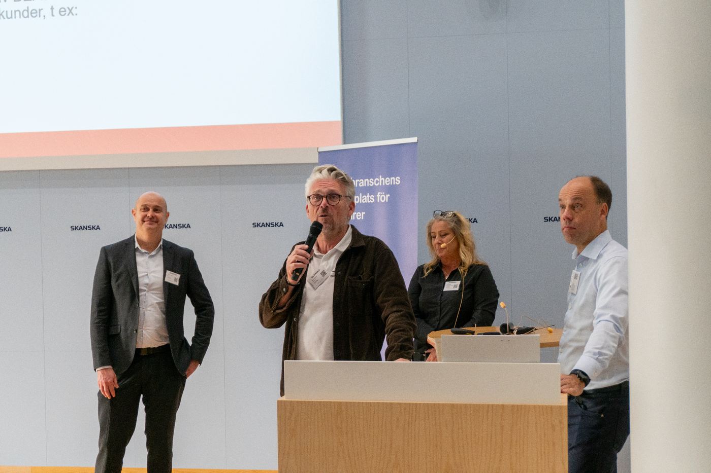 Kubicom på scen under branschevent med kunder och partners