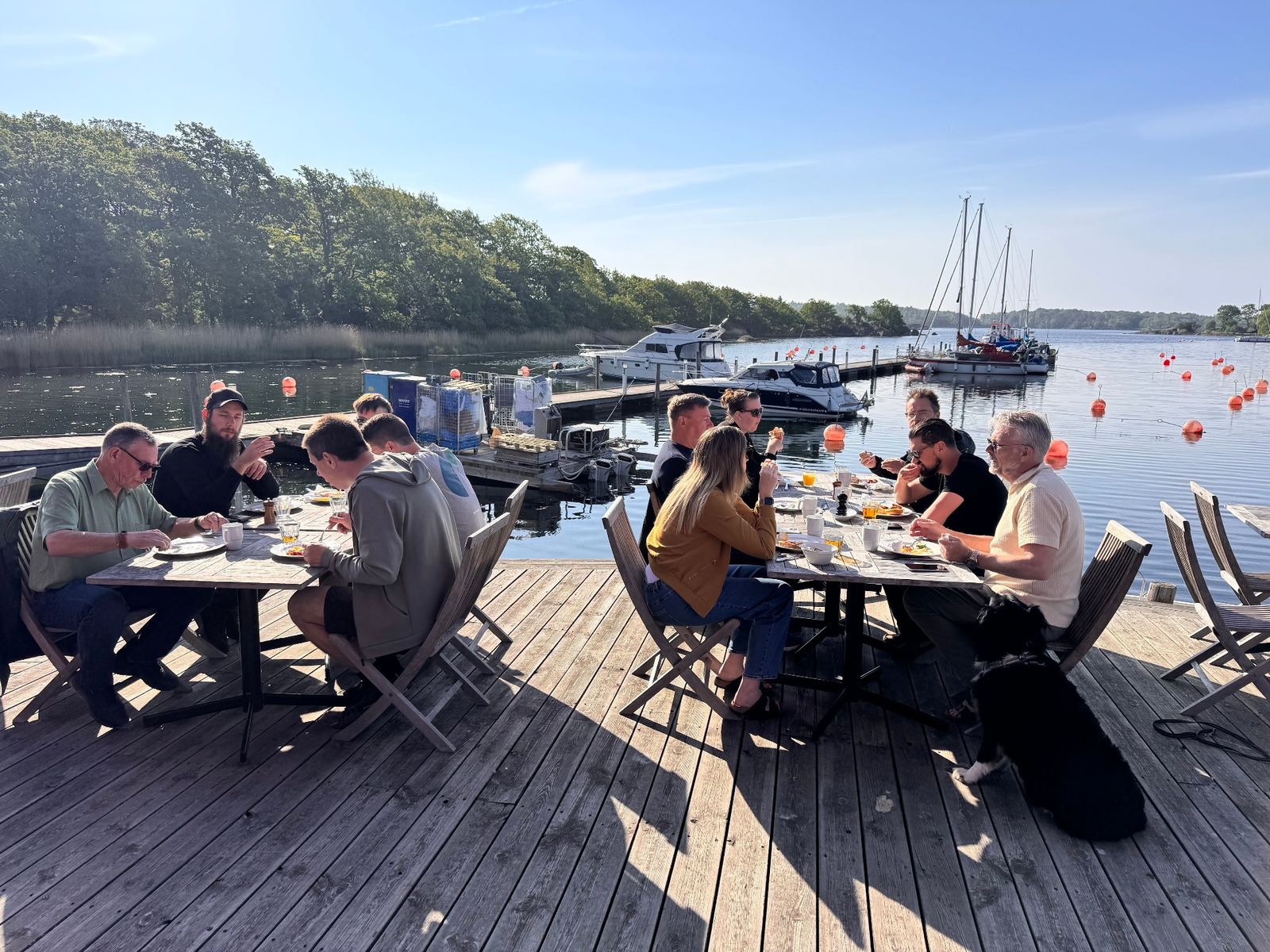 Frukost med teamet vid vattnet under en solig dag