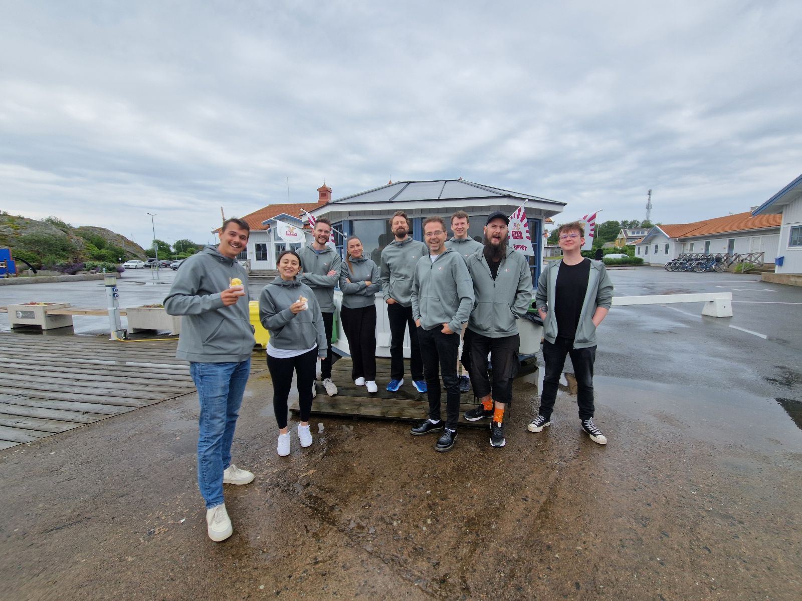 Kubicom-teamet på utflykt utomhus under en regnig dag
