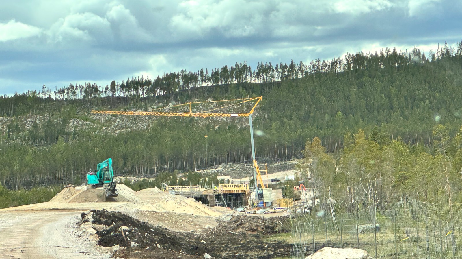 Arbetsplatsen längs E45 mellan Rengsjön och Älvros med grävmaskin och brobygge