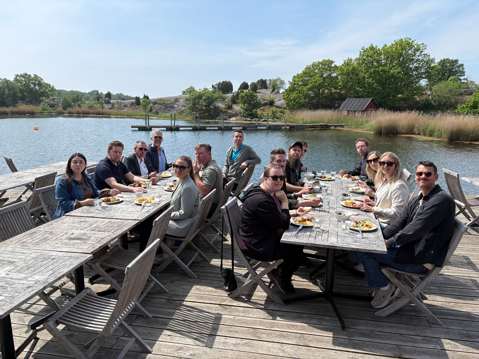 Gemensam lunch med teamet utomhus vid vattnet