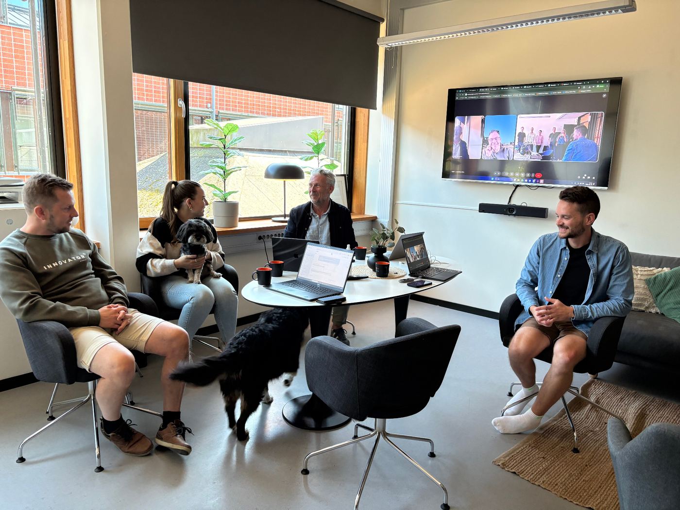 Möte på Kubicoms kontor med teamet samlat runt bordet